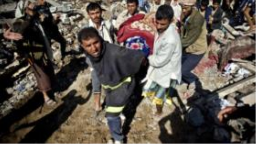 Yemeníes rescatan a las víctimas de ataques saudíes.