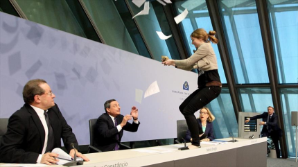 Exfemen salta a la mesa de Draghi para protestar contra ‘la dictadura del BCE’