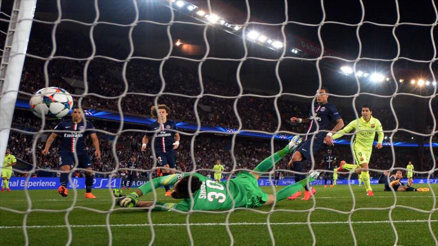 El delantero uruguayo Luis Suárez anota el primer gol de Barcelona ante Paris Saint-Germain, en la ida de los cuartos de Liga de Europa. 15 de abril de 2015