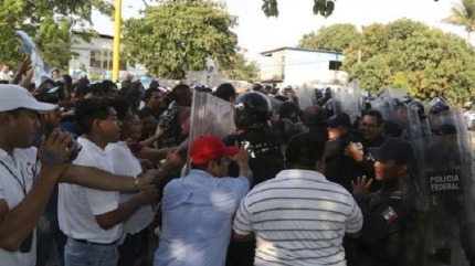 Policía mexicana y migrantes chocan en Oaxaca 