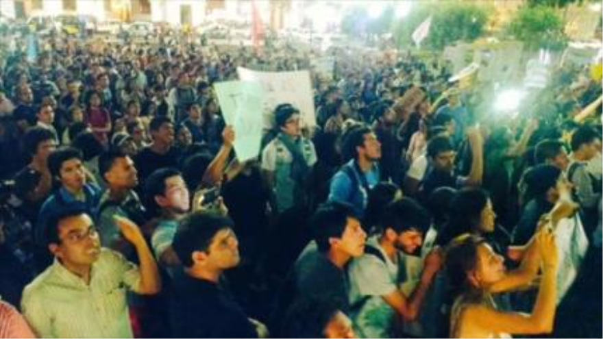 Los manifestantes limeños reunidos en la avenida 28 de Julio
