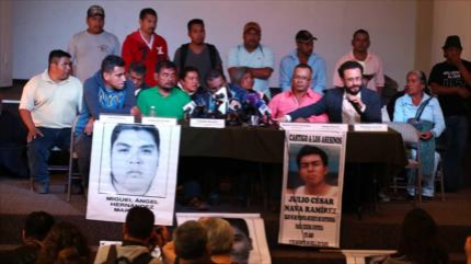 Padres de normalistas viajan a Europa en busca de solidaridad