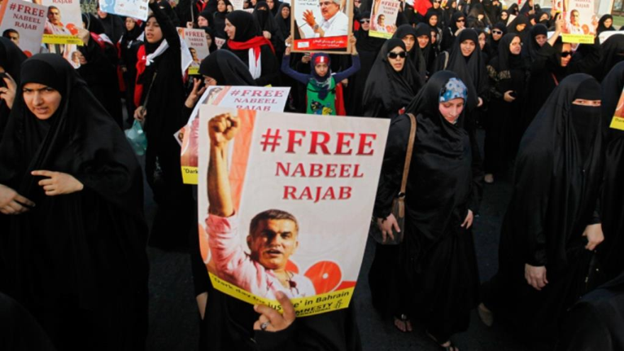 Mujeres bareiníes marchan en demanda de la liberación de activista bareiní, Nabil Rayab.