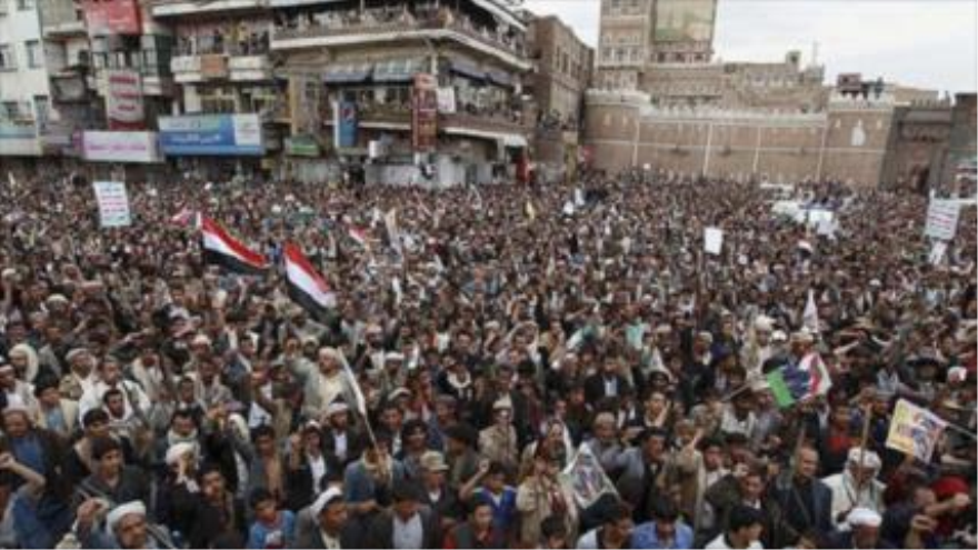 Yemeníes protestan contra los ataques aéreos de Arabia Saudí en Saná, la capital