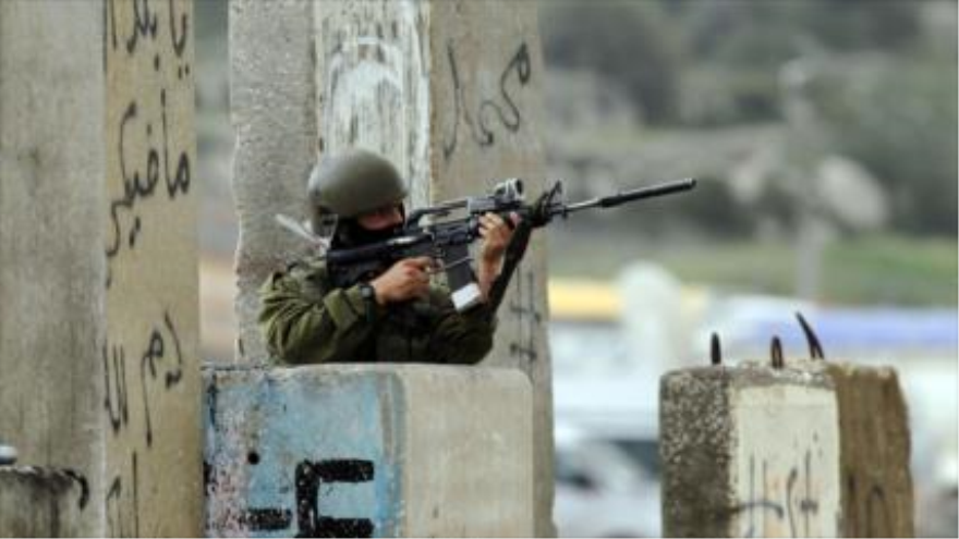 Un soldado israelí listo para atacar a los manifestantes. 16 de abril de 2015