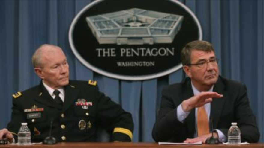El jefe del Estado Mayor Conjunto de Estados Unidos, el general Martin Dempsey (izquierda) y el secretario de Defensa de Estados Unidos, Ashton Carter (derecha) en una rueda de prensa, 16 de abril de 2015