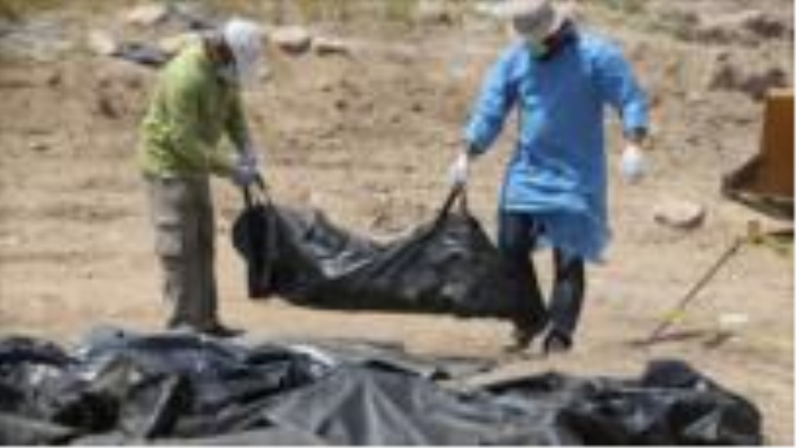 Fuerzas de seguridad iraquíes exhuman cuerpos de fosas comunes en Tikrit