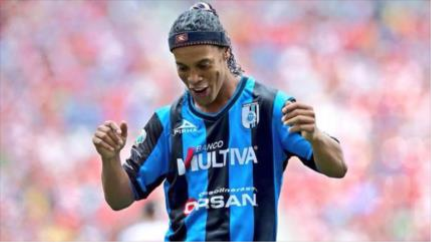 El astro brasileño del club Querétaro (México) Ronaldinho.