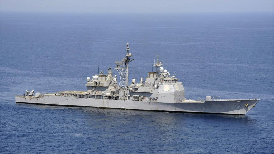 El crucero estadounidense dotado de misiles guiados USS Chosin en el Golfo de Adén.