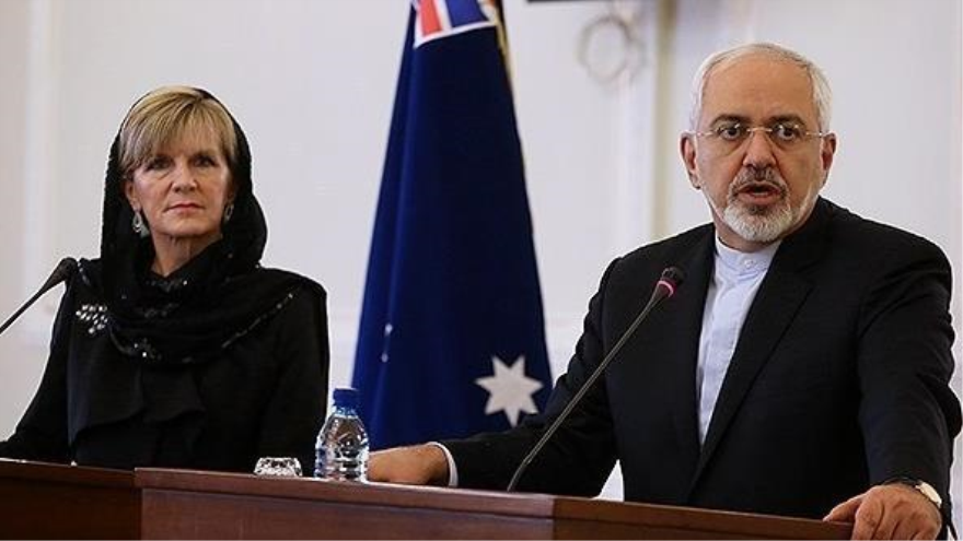 La ministra australiana de Exteriores, Julie Bishop (izquierda), y su par iraní, Mohamad Yavad Zarif (derecha). 18 de abril de 2015