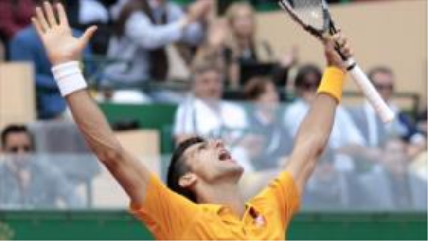 El tenista serbio Novak Djokovic celebra su triunfo ante el español Rafael Nadal, 18 de abril de 2015