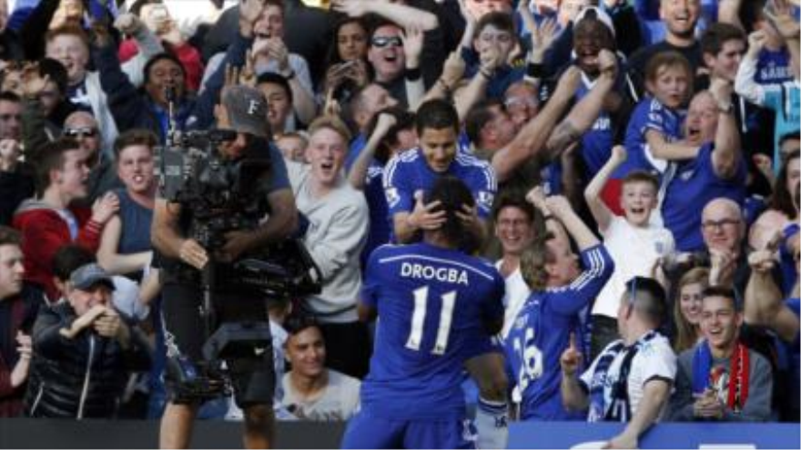Eden Hazard, el jugador del Chelsea, celebra con su compañero Didier Drogba su gol ante el Manchester United, 18 abril de 2015