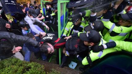Policía surcoreana reprime protesta por naufragio de ‘Sewol’