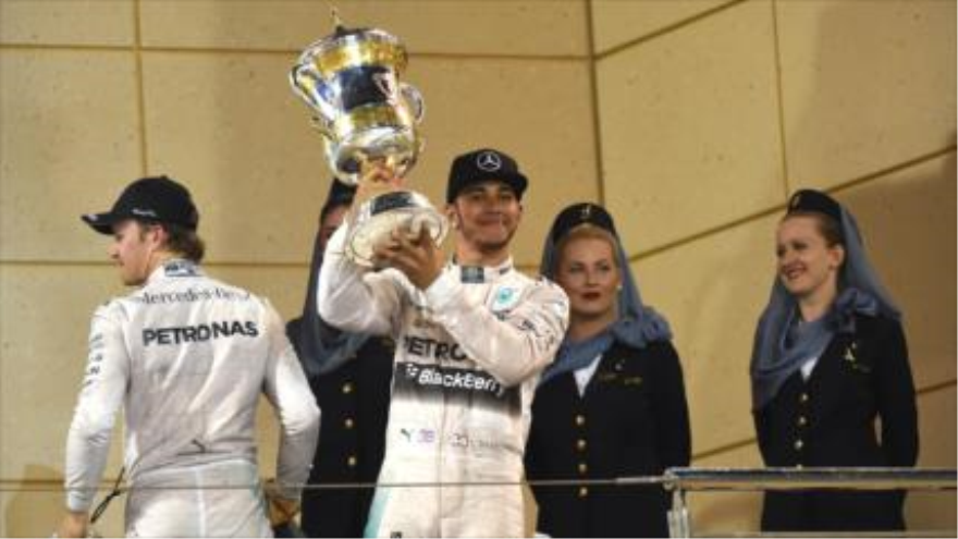 Lewis Hamilton levanta su trofeo de campeón del Gran Premio de Baréin. 19 abril de 2015