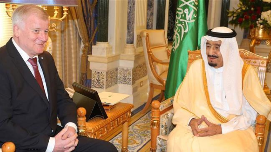El presidente de la Unión Social Cristiana de Baviera (CSU), Horst Seehofer (izq) y el rey de Arabia Saudí, Salman bin Abdulaziz Al Saud.18 de abril de 2015