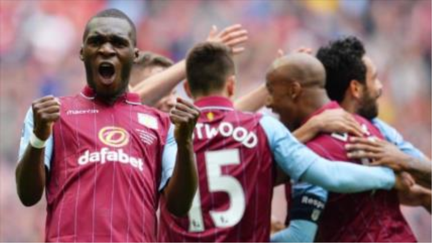 Los Villanos de Aston Villa festejan la clasificación del equipo para la final de la Copa Inglaterra tras derrotar a Liverpool (2-1). 19 de abril de 2015