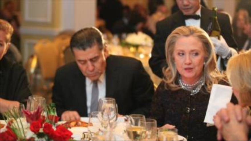 El magnate israelí de la prensa estadounidense Haim Saban, junto a la candidata presidencial demócrata Hillary Clinton, en la fiesta “sorpresa” de cumpleaños de Saban, en su domicilio, 15 de octubre de 2014