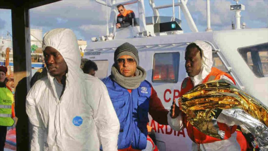 Supervivientes de un naufragio llegan a Lampedusa, en Italia. 11 de febrero de 2015