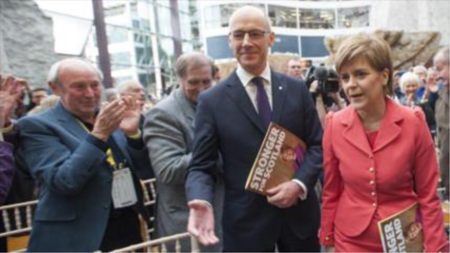 La dirigente nacionalista escocesa Nicola Sturgeon se apresta a presentar en Edimburgo el manifiesto electoral del Partido Nacional Escocés (SNP). 20 de abril de 2015