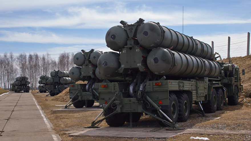 Baterías del sistema antiaéreo S-400.