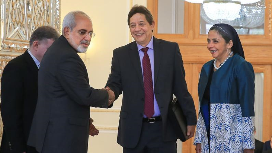 El canciller de Irán, Mohamad Yavad Zarif (i), el ministro de Petróleo y Minería de Venezuela, Asdrúbal Chávez, (c) y la canciller venesolana, Delcy Rodríguez (d).