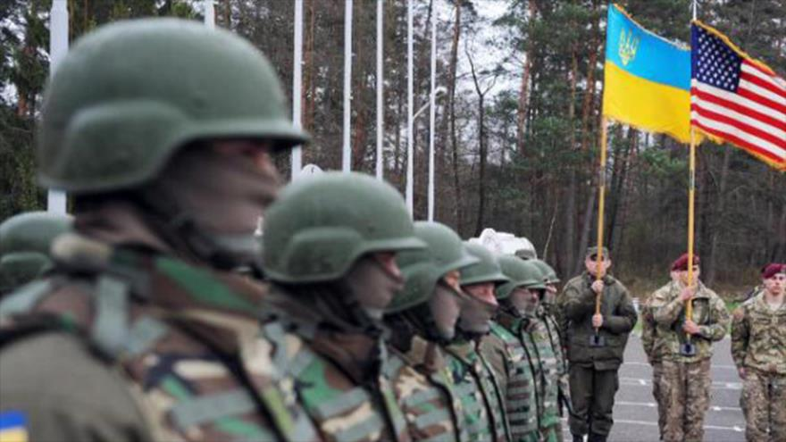 Varios soldados estadounidenses y ucranianos en la ceremonia de inauguración del entrenamiento de soldados ucranianos