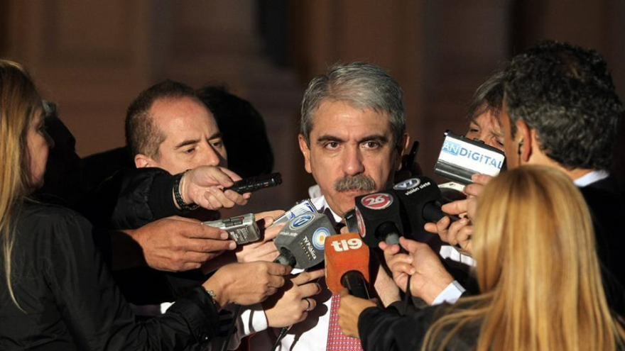 Jefe del Gabinete de Argentina, Aníbal Fernández, responde las preguntas de los periodistas antes llegar a la Casa del Gabinete. 21 de abril de 2015