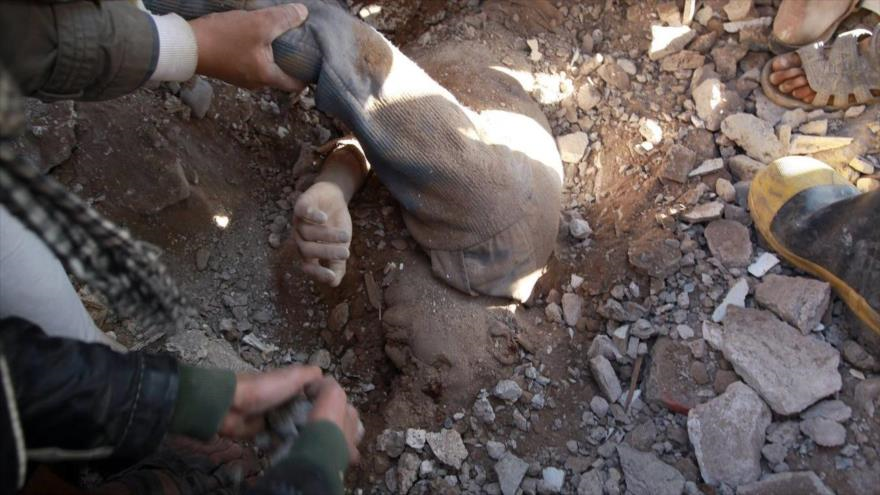 Desentierran a un civil bajo los escombros generados por bombardeos saudíes contra Yemen
