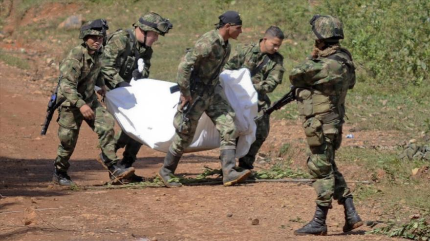 Soldados colombianos trasladan cadáver de uno de los militares muertos en Cauca. 15 de abril de 2015