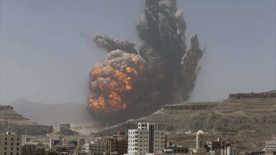 Columnas de humo provocadas por un bombardeo saudí contra la ciudad de Saná, capital yemení.