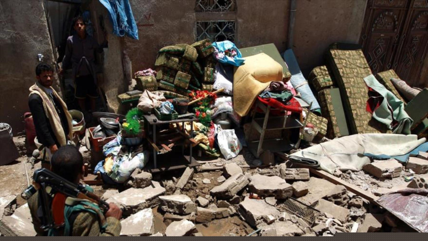 Casas destruidas por ataques aéreos de Arabia Saudí en Yemen