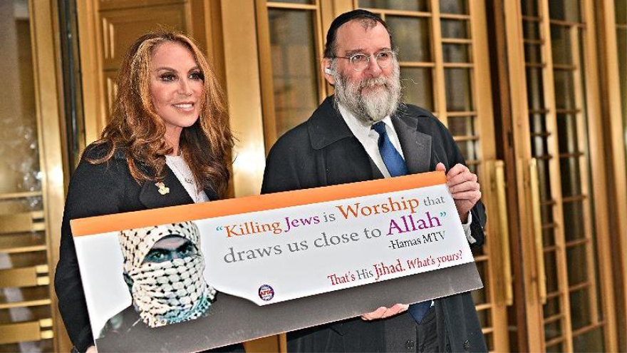 Dos miembros del grupo proisraelí Defensa de Libertad Estadounidense (AFDI) sostienen una pancarta islamófoba