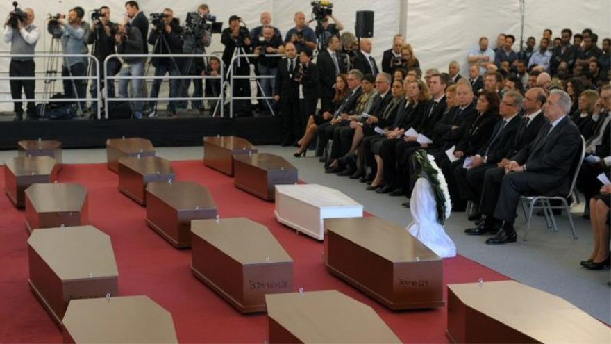 Los veinticuatro ataúdes con los únicos cuerpos recuperados del naufragio ocurrido el fin de semana en el mar Mediterráneo, 23 de abril de 2015