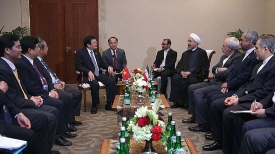 Reunión entre una delegación gubernamental iraní, encabezada por el presidente Hasan Rohani y varios funcionarios vietnamitas, con el presidente Truong Tan Sang, a la cabeza en Yakarta, capital indonesia. 23 de abril de 2015