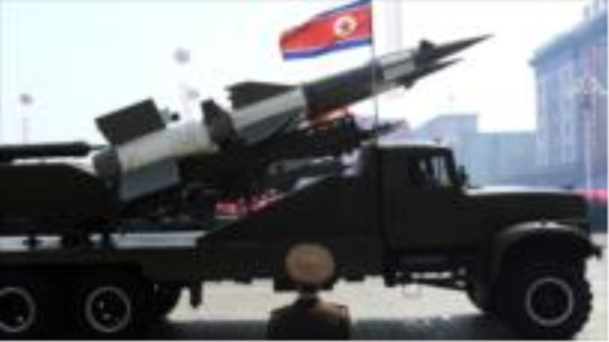 Misiles norcoreanos se exhiben durante un desfile militar en la ciudad capitalina de Pyongyang.