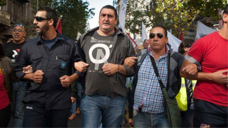 Marcha de los trabajadores en rechazo al TISA, en Montevideo, Uruguay