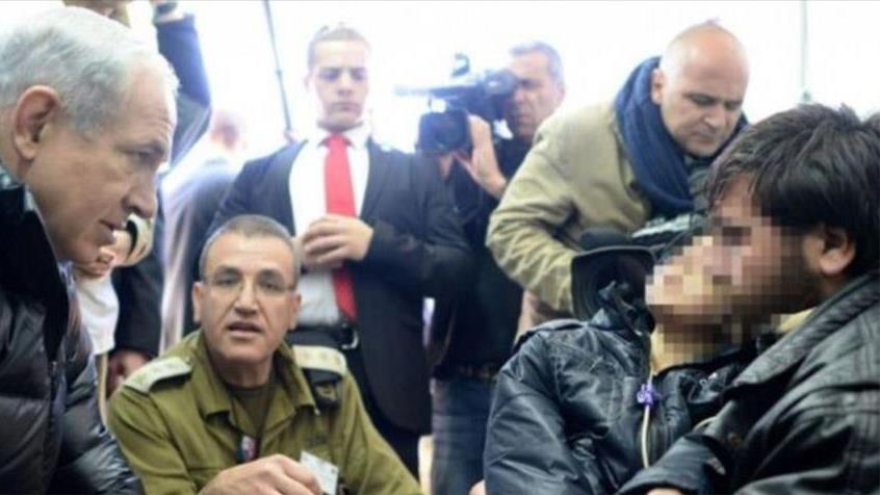 Benyamin Netanyahu, primer ministro israelí hablando con los terroristas sirios atendidos en un hospital israelí
