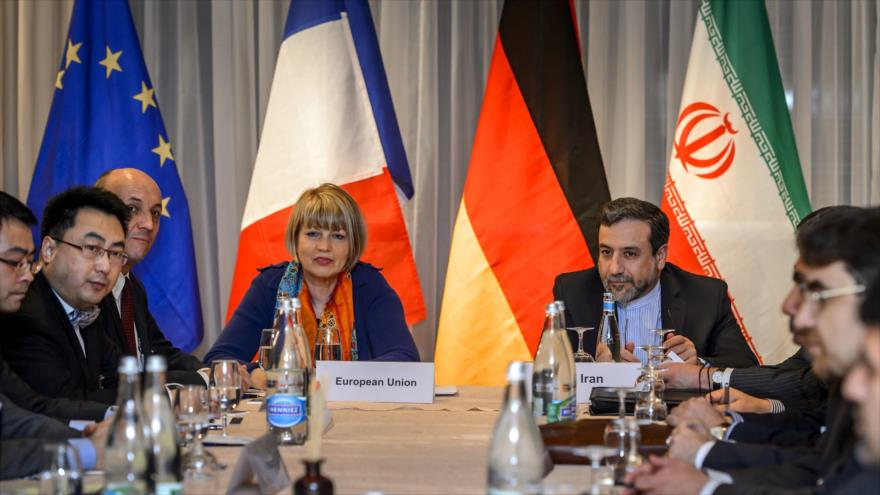 El vicecanciller iraní, Seyed Abás Araqchi, abordan temas pendientes con la subsecretaria general para Asuntos Políticos de la UE, Helga Schmid