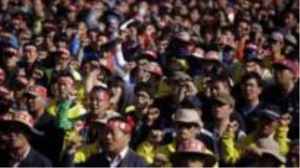  Miles de surcoreanos protestan contra la política laboral 