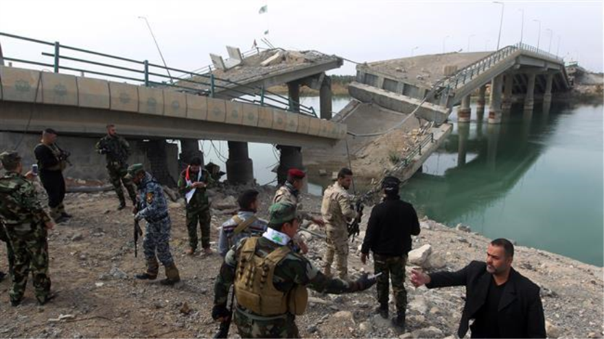 Las tropas iraquíes se estacionan cerca de un puente devastado por Daesh, que conectaba la ciudad de Faluya en Al-Anbar con capitalina de Bagdad