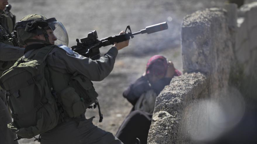 Los soldados del régimen israelí disparan contra manifestantes en una marcha en Cisjordania