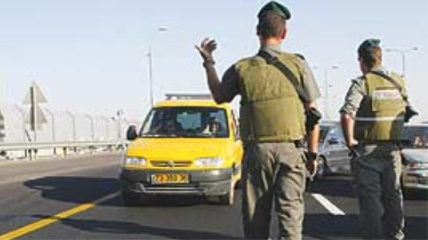 Los soldados del régimen israelí en el puesto de control Al-Zaim en Al-Quds