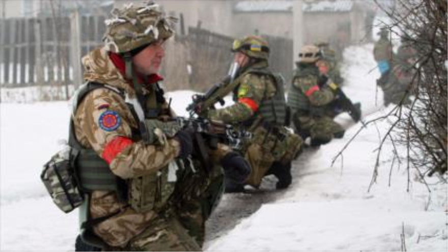 Militares ucranianos participan en una operación contra independentistas en la región oriental de Lugansk.