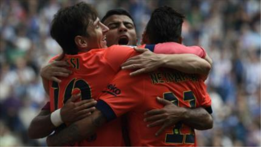 Lionel Messi, Rafinha (centro) y Neymar celebran el triunfo del Barcelona ante el Espanyol. 25 de abril de 2015