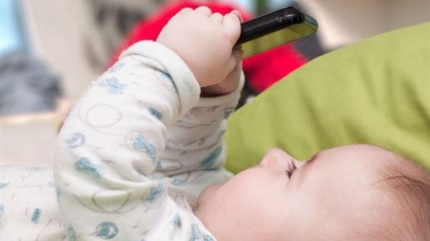 Un tercio de los bebés ya juega con el móvil, antes de hablar