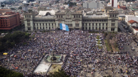 Guatemaltecos exigen renuncia del presidente