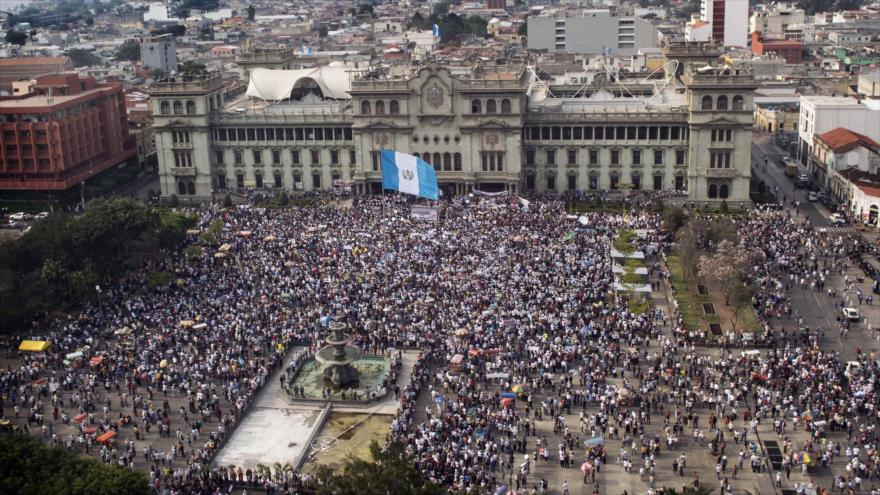 Oleada de guatemaltecos protestan exigiendo la renuncia del presidente y vicepresidenta del país, 25 de abril de 2015