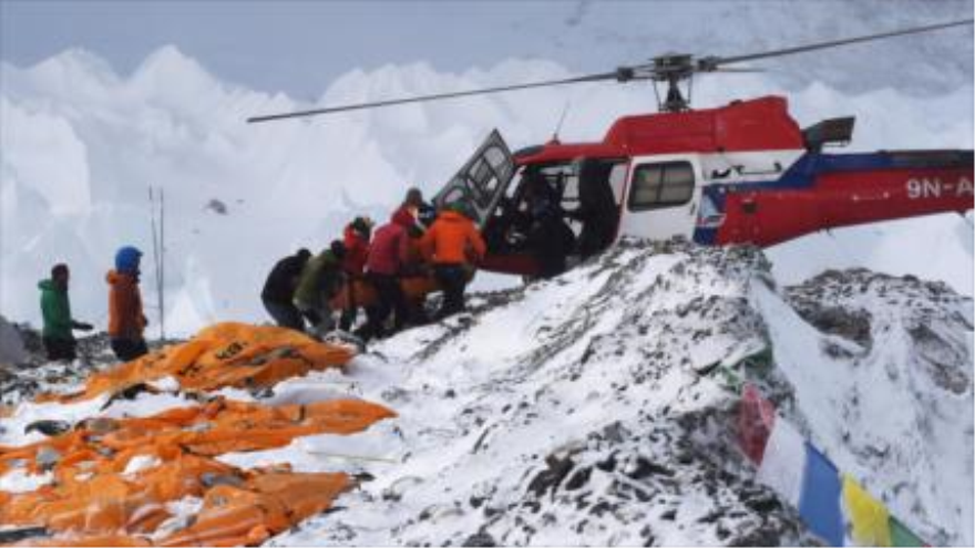 Los restos de las personas que murieron por la avalancha producida por terremoto de Nepal