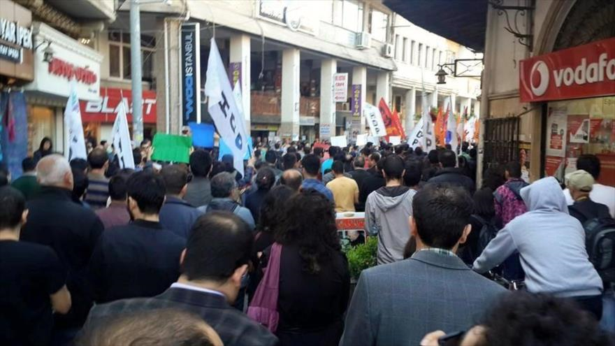 Manifestantes turcos en la ciudad de Antioquía, capital de la provincia sureña de Hatay rechazan el apoyo de Ankara y Washington al terrorismo en Siria. 26 de abril de 2015
