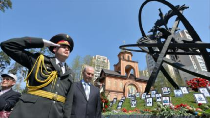 Monumento erigido en memoria de las víctimas de la explosión de Chernóbil, en Kiev. 26 de abril de 2015